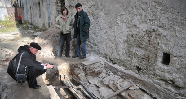 В центре города археологи раскопали средневековый колодец