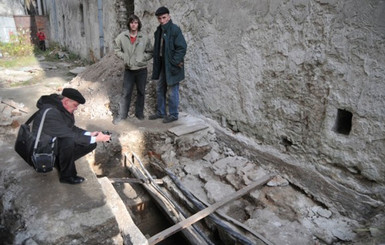В центре города археологи раскопали средневековый колодец
