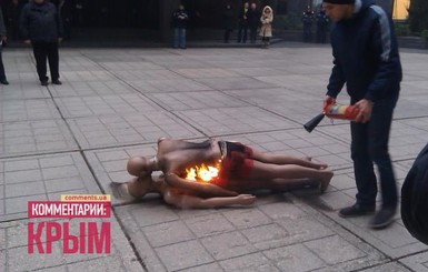 У Верховной рады Крыма сожгли манекены гомосексуалистов 