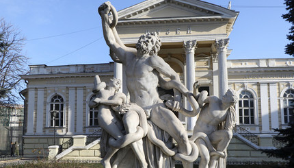 Поврежденная скульптура Лаокоон в Одессе