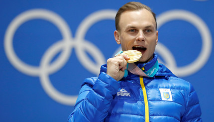 Олимпийский чемпион Абраменко куснул золотую медаль Пхенчхана