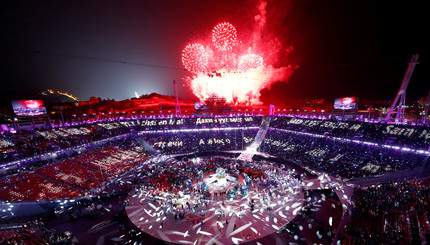 Миллионы фейерверков погасили Олимпийский огонь Пхенчхана