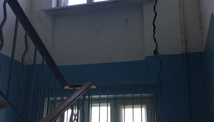 В Запорожье срочно отселяют жильцов разваливающейся на глазах многоэтажки