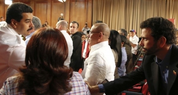 Николас Мадуро шокировал журналистов, пожав руку своему 