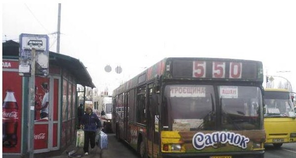 В Киеве из автобуса на ходу выпала женщина
