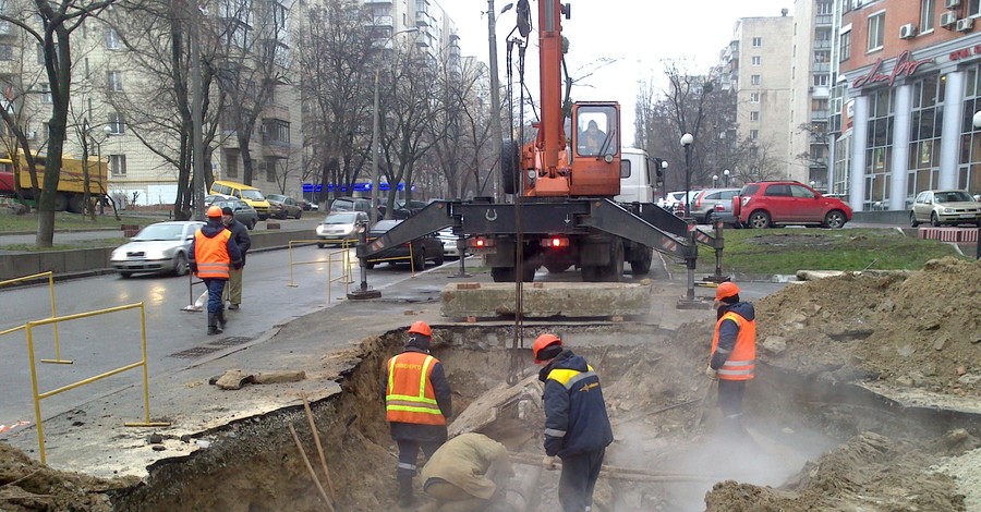 В Киеве лопнувшая труба повредила два автомобиля
