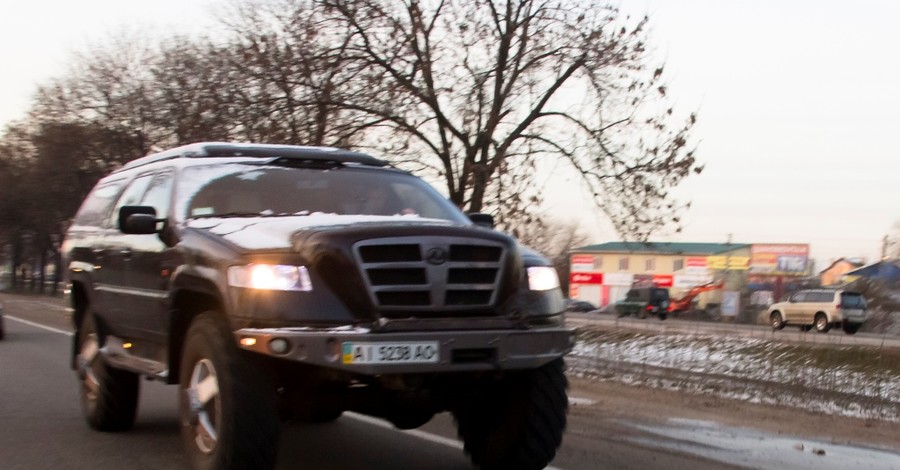 По Киеву разъезжает огромный самодельный внедорожник