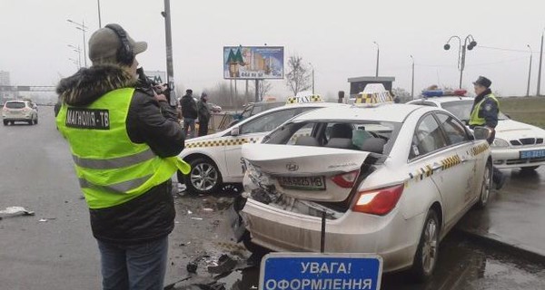 В Киеве внедорожник снес два припаркованных такси и скрылся