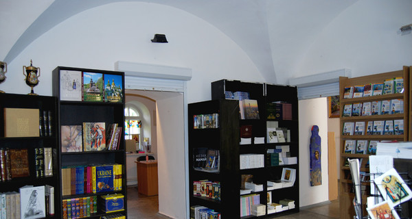 Киевский книжный магазин собирает старый глянец для библиотек юго-восточной Украины