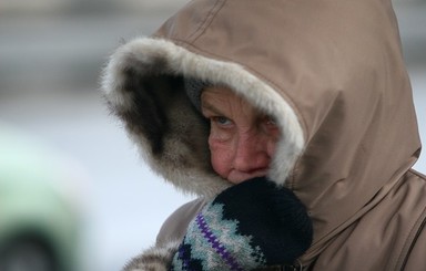 Киевляне спасаются от холода электростельками и грелками на шею