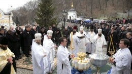 Виктор Янукович принял участие в освящении воды по случаю Крещения
