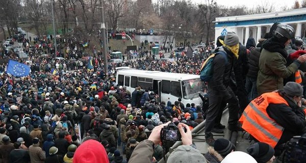 Активисты выталкивают милицейский автобус