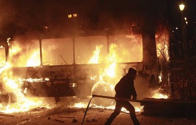 Фотогалерея: стычки в Киеве - дым, огонь и камни