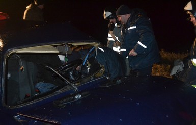 Под Одессой вице-губернатор и замглавы ГСЧС вытаскивали пассажиров из разбитого авто