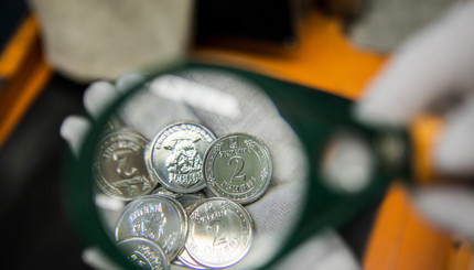 В Украине в оборот поступили монеты номиналом 1 и 2 гривны.