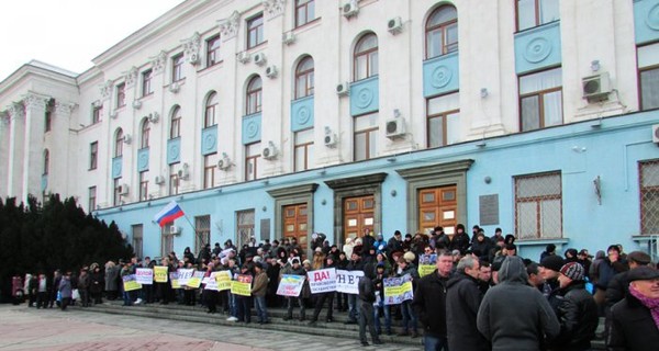 Крымские антимайдановцы встали на защиту правительственного здания 