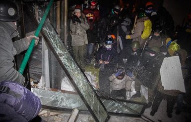 В Киеве митингующие греются у огня, столкновений нет