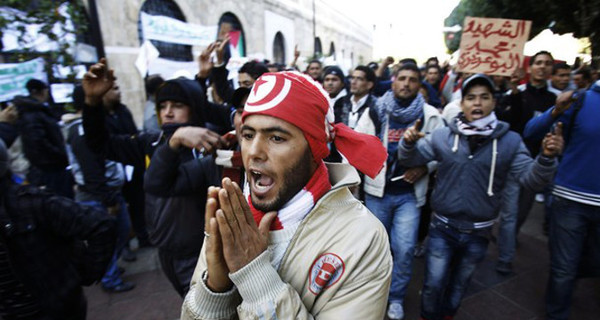 В Тунисе приняли новую демократическую конституцию