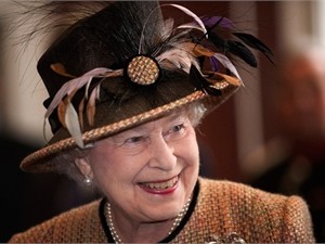 Британскую королеву уличили в слишком больших тратах