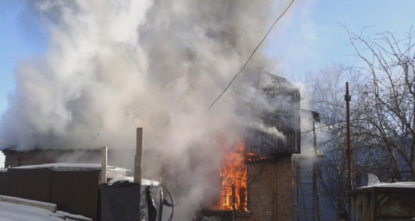 В элитном микрорайоне Киева загорелся дом