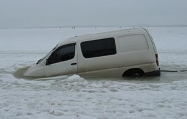 В Одесской области рыбацкий автобус провалился под лед
