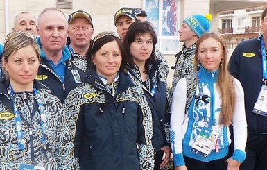 Олимпийская сборная Украины шла на Церемонии закрытия с траурными лентами