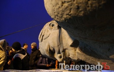 В Кременчуге снесли 14-метровый памятник Ленину