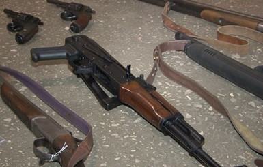 Харьковчане сдают оружие