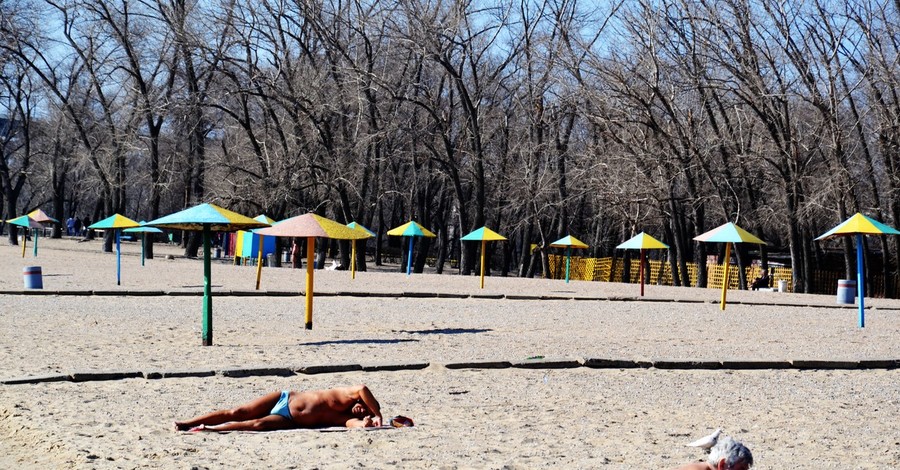 В Запорожье посреди марта открыли пляжный сезон