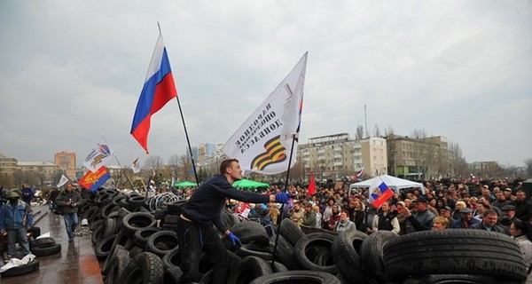 В Донецке митингуют коммунисты, а власти советуют уезжать на дачи