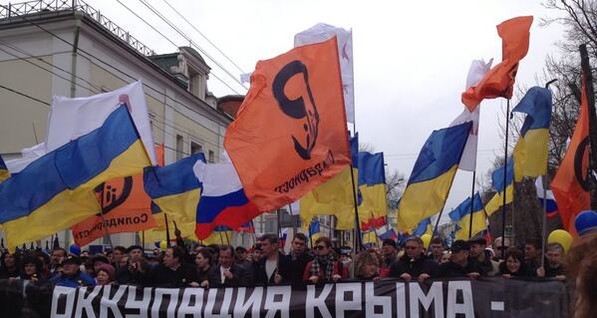 В Питере на Марше дружбы спели гимн Украины