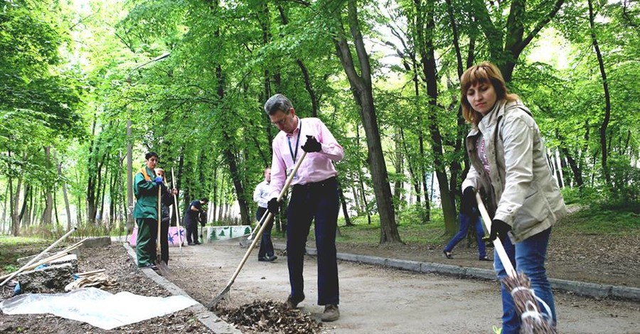 В Киеве посол США Джеффри Пайетт убрал мусор в парке 