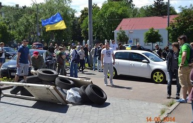 В Киеве начали свозить шины к посольству России