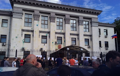 Митингующие и дипломаты российского посольства договорились
