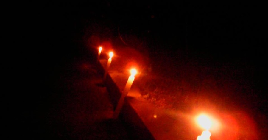 Во Львове возле посольства РФ зажгли свечи