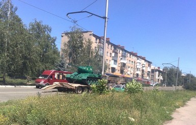 Рвутся в бой: в Дружковке танк-памятник уехал с постамента