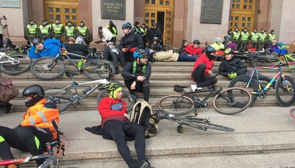 Велосипедисты улеглись у здания Киевсовета