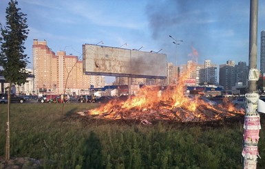 В Киеве в третий раз сожгли забор 