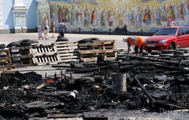 В Киеве горели палатки на Михайловской площади