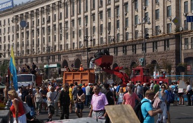 В центре Киева начали разбирать баррикады
