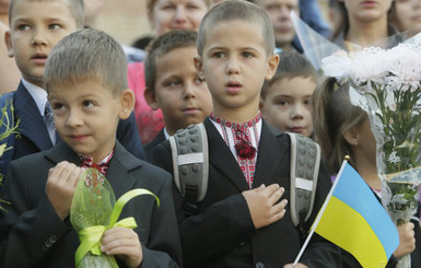 1 сентября в Киеве: пришли в вышиванках и молчали о погибших
