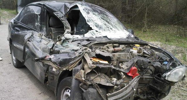 В Житомирской области машина с людьми протаранила отбойник на трассе