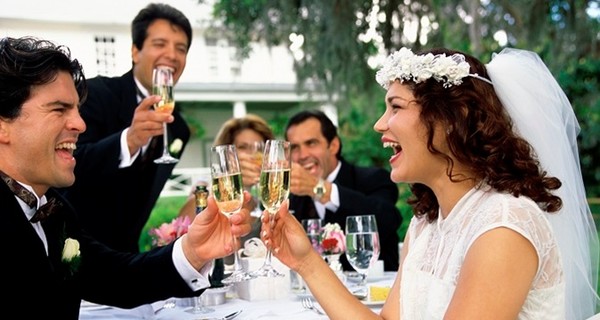 На одесской свадьбе отравилось два десятка гостей, включая жениха