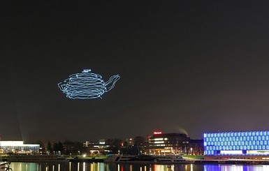 Художники создают картины в ночном небе из светящихся дронов