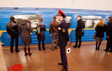 В Киеве закрыта станция метро Петровка