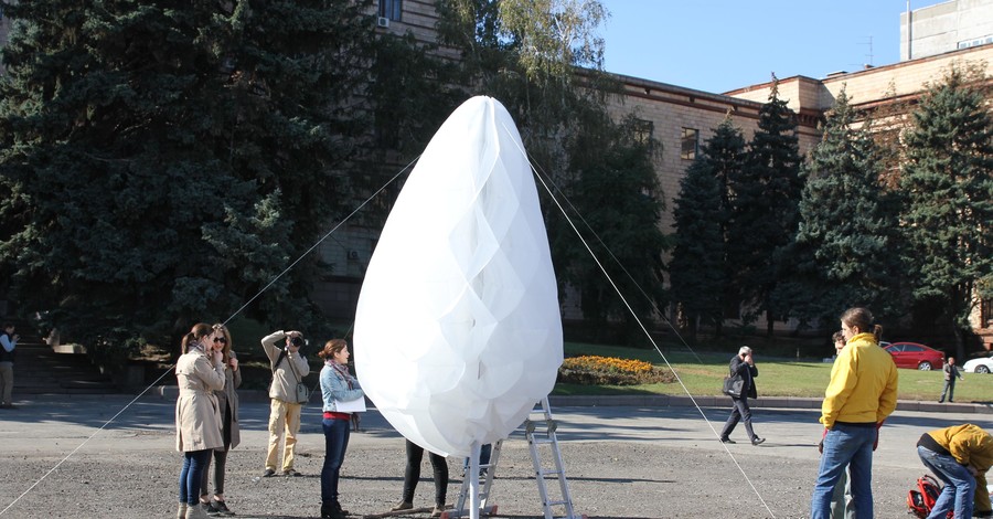 На месте Ленина в Днепропетровске поставили трехметровое яйцо