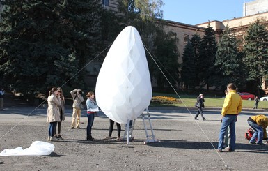 На месте Ленина в Днепропетровске поставили трехметровое яйцо