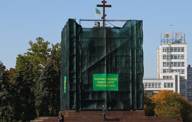 Крест, установленный вместо харьковского Ленина, исчез