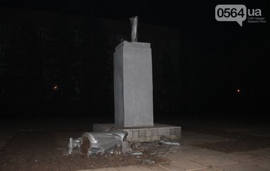 Ленинопад в Кривом Роге: свалили третий памятник