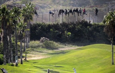 В Испанию из Марокко через пограничный забор 